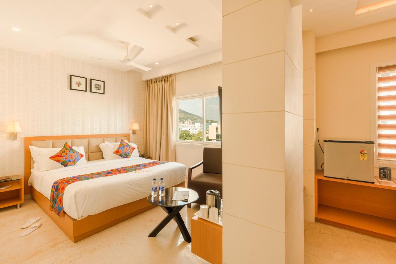 Kvr Capitol Suites วิเจยาวารา ภายนอก รูปภาพ