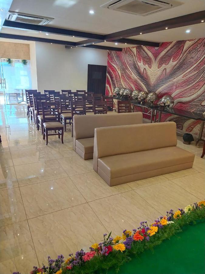 Kvr Capitol Suites วิเจยาวารา ภายนอก รูปภาพ